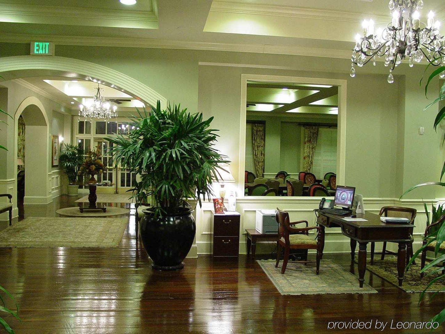 Hampton Inn & Suites Savannah Historic District Interior photo